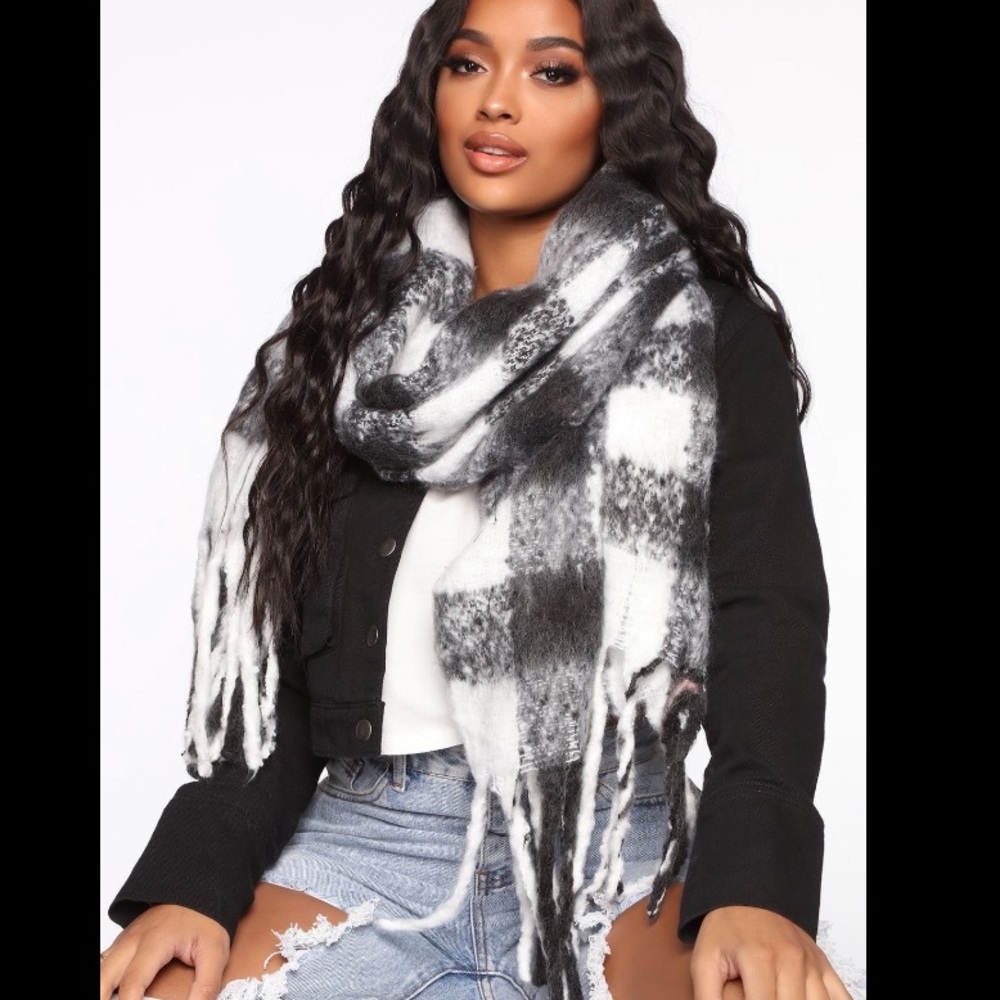 FASHIONNOVA Plaid Blanket Scarf